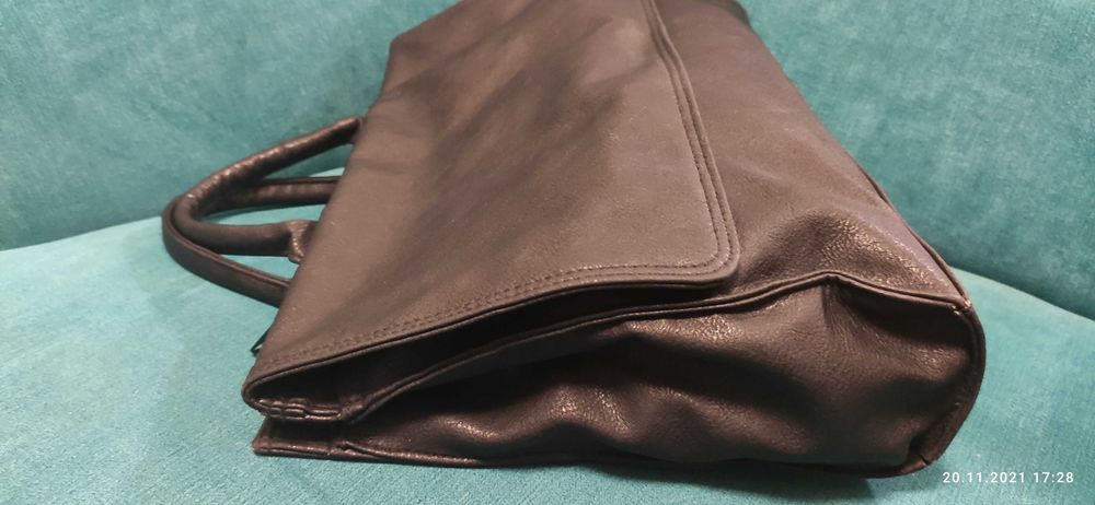 Czarna torebka do ręki, na dokumenty, mieści a4