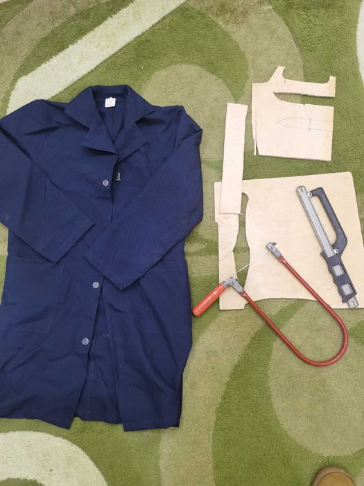 Халат з фанерою і пилками на Труди в школу