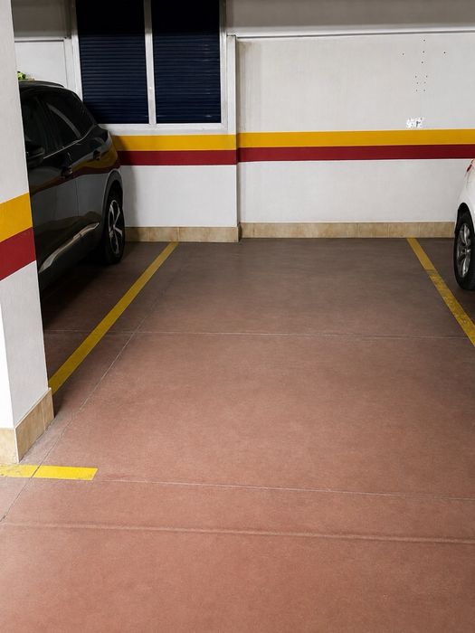Suite mobilada luminosa com garagem em Massamá