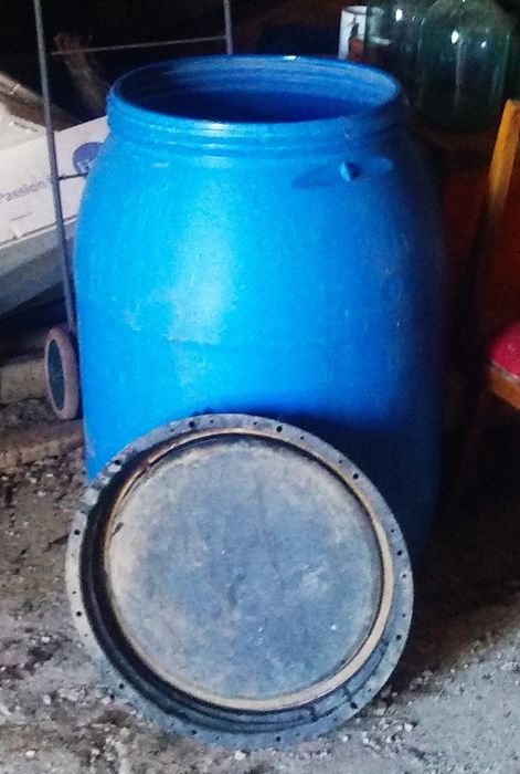 Продам бочку с закручивающейся крышкой на 200л.
