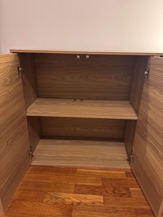 Dois móveis aparadores