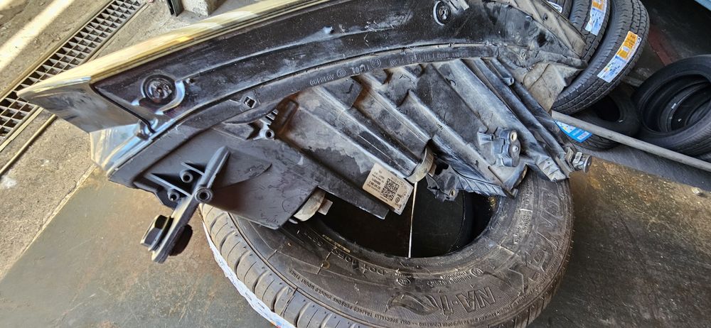 Farol direito Volkswagen Passat Variant de 2015 a 2019 .