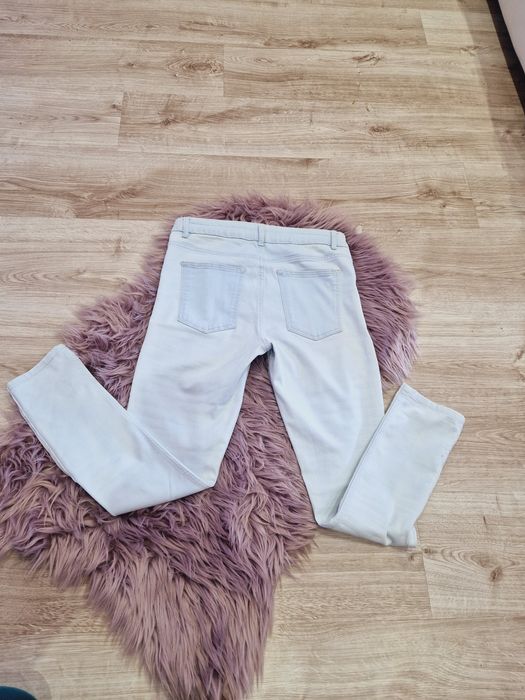 Jasnoniebieskie jegginsy