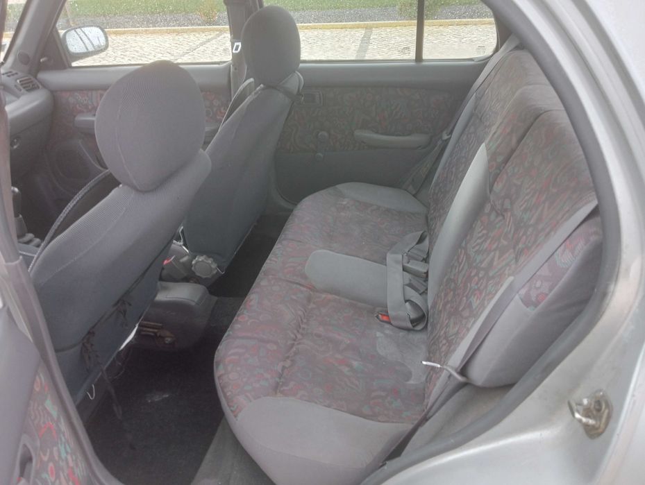 Nissan Micra á gasolina de 5 lugares