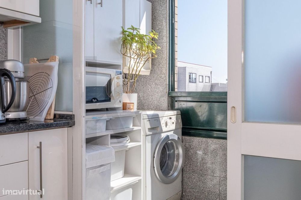 Apartamento T2 com varanda e garagem no Pinheiro Manso, Porto