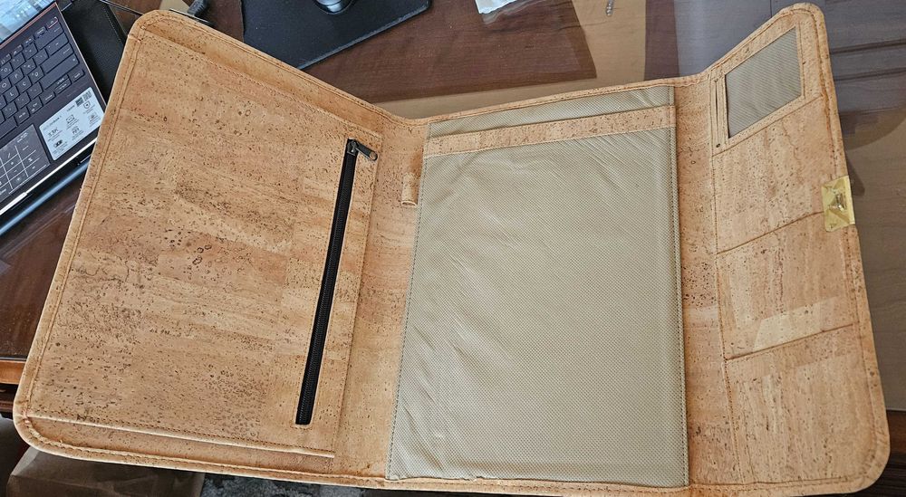 Pasta em cortiça, nova. Nunca foi usada.