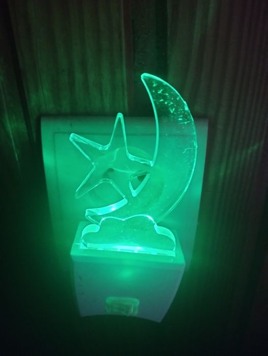 Lampka nocna led do kontaktu
