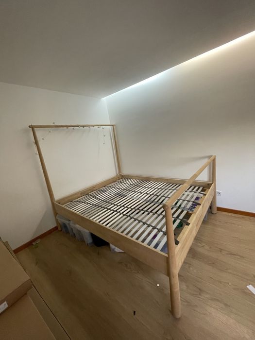 Cama IKEA em madeira natural - estrado incluído