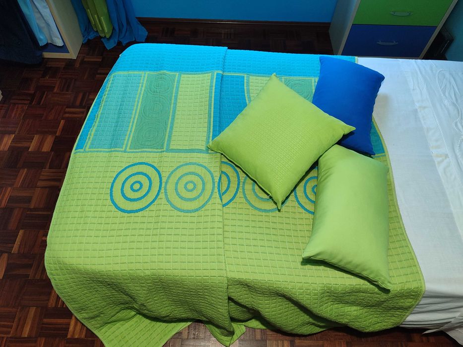 Vendo colcha cama de casal e 4 almofadas