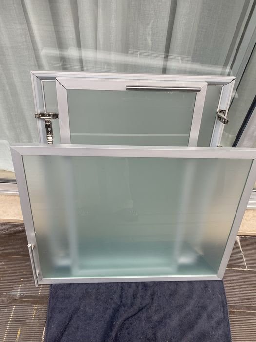 Portas de armário de cozinha em vidro fosco.