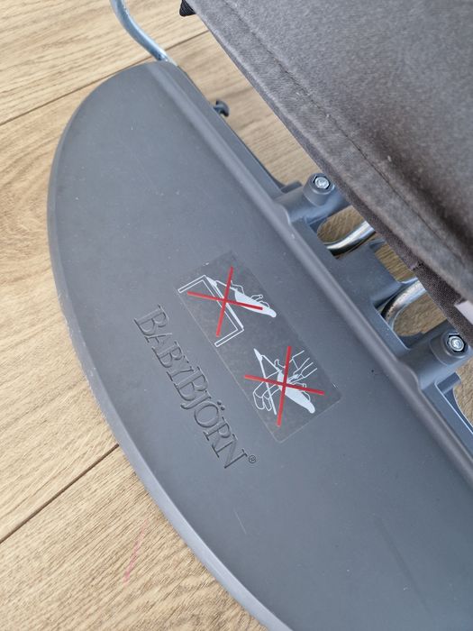 Bujaczek Babybjorn z zabawką