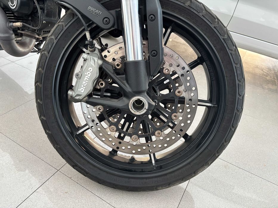 Motociclo Ducati Scrambler 1100 em excelente estado de conservação