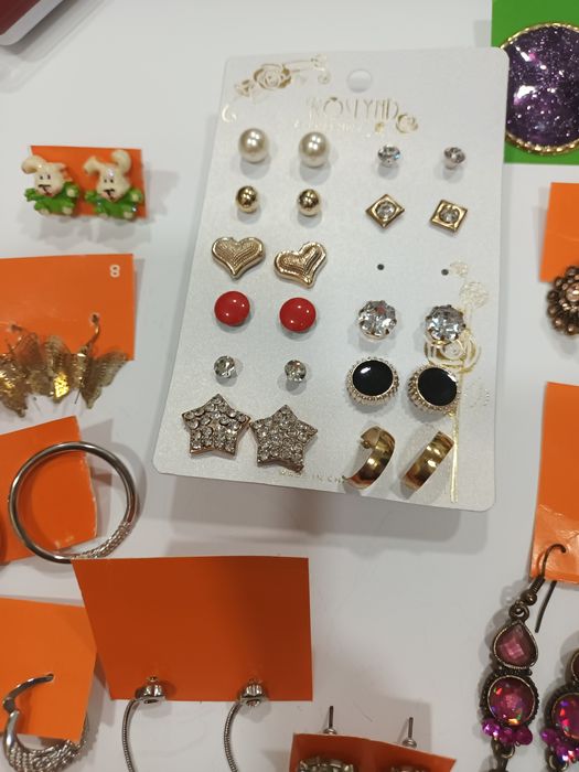 3€ a unidade brincos novos ,entrego em rio tinto ou envio ctt