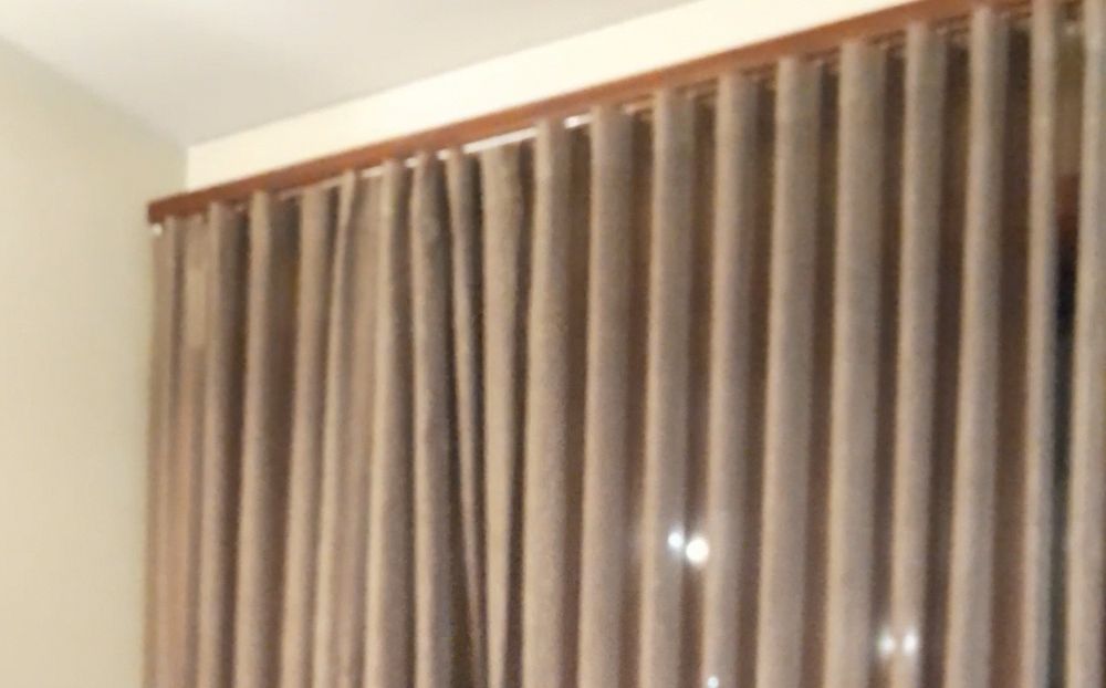 Vendo calha de cortinados em madeira nogueira