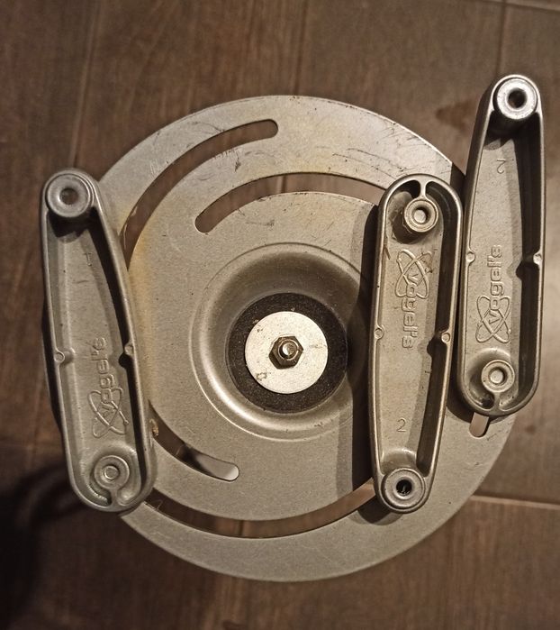 Кріплення стельове для проектору Vogels.