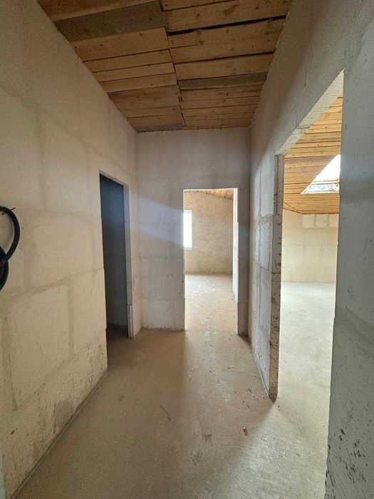 Продам 1к квартиру в центрі на Височана.Готова до ремонту є документи