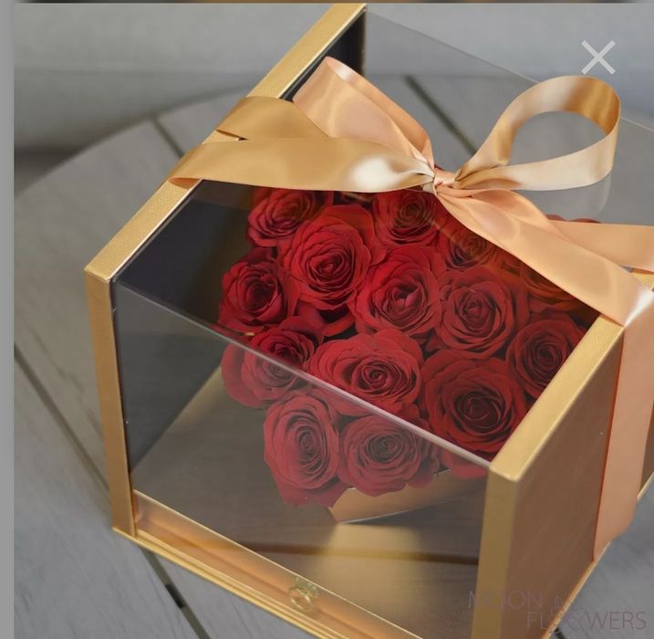 Коробки подарочные для цветов и декора золотого цвета