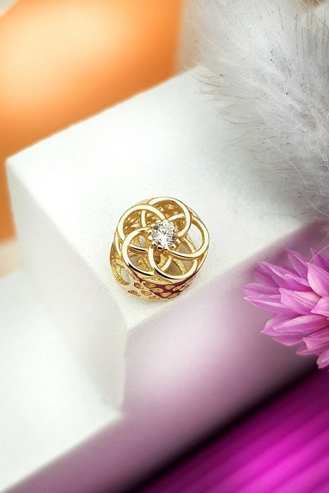 Złoty charms z plecionym ażurowym wzorem i cyrkoniami pr. 585