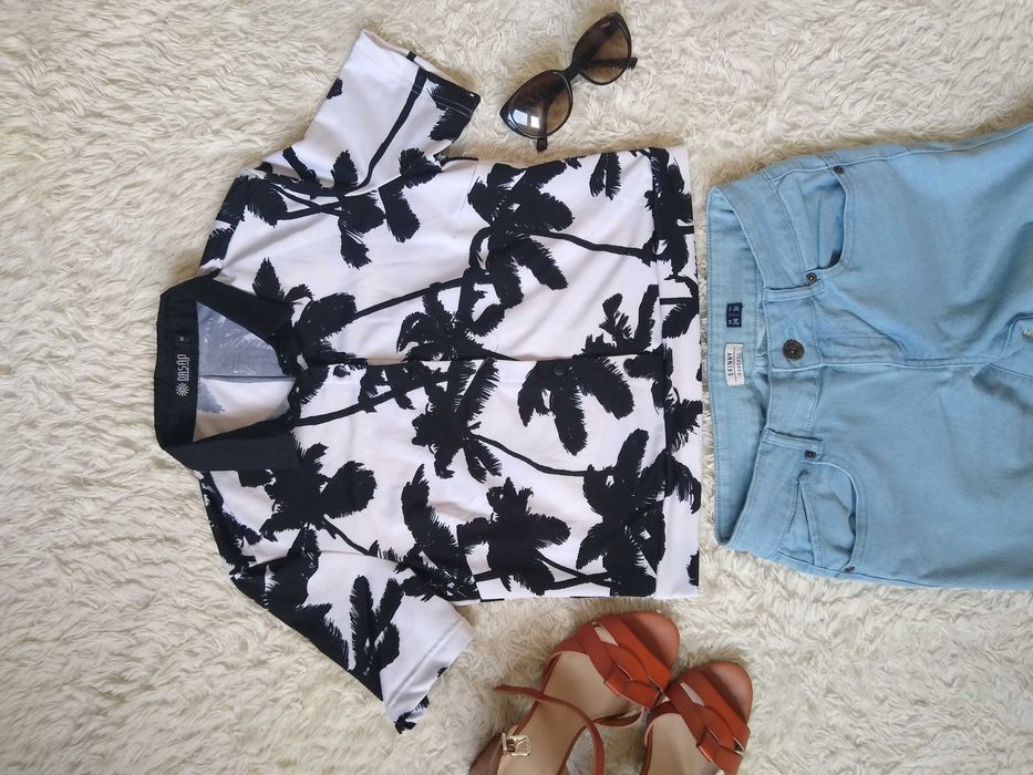 Biała bluzka w czarne palmy z krótkim rękawem