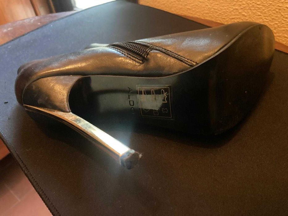 Botins ALDO em Pele Preta – Salto Metálico – Tamanho 39 – Novos