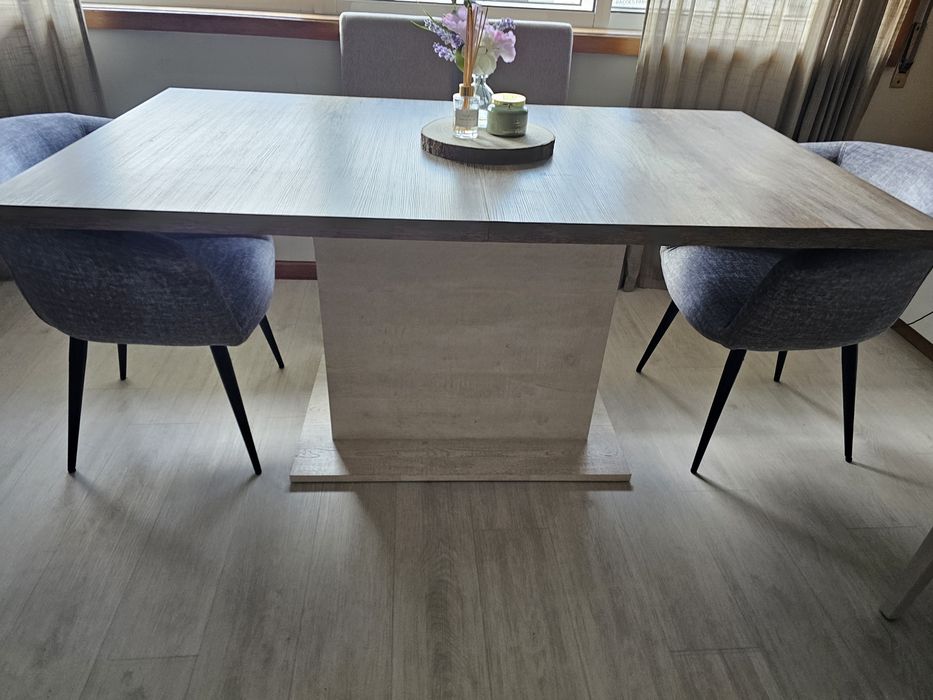 Mesa extensível com 6 cadeiras