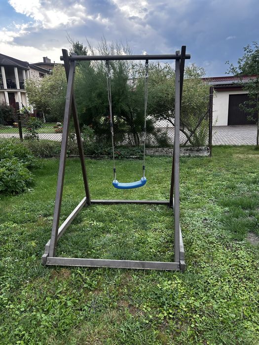 Drewniana huśtawka ogrodowa