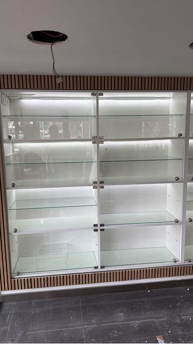 Movel loja com iluminacão