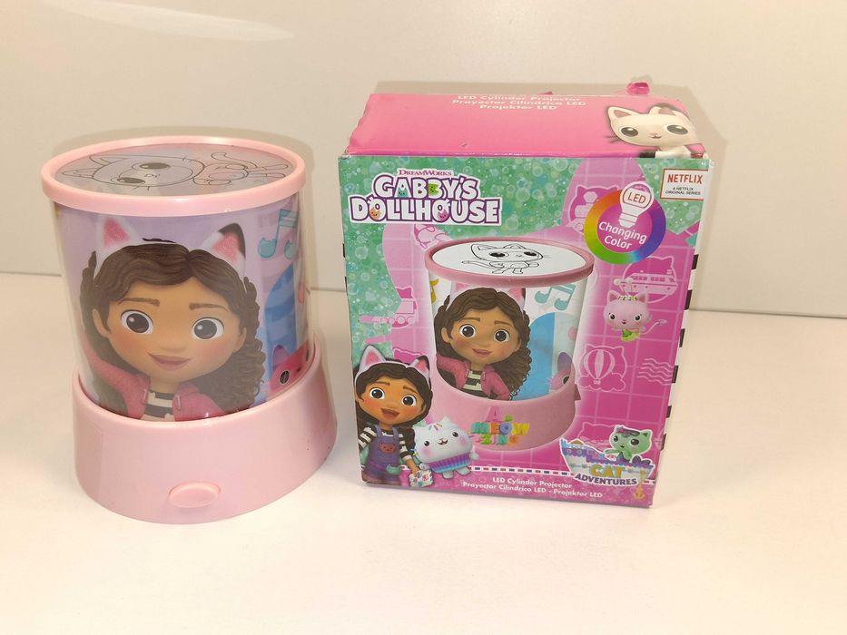 F036 Gabby's Dollhouse Projektor LED Lampka Nocna Kocie Przygody Nowa