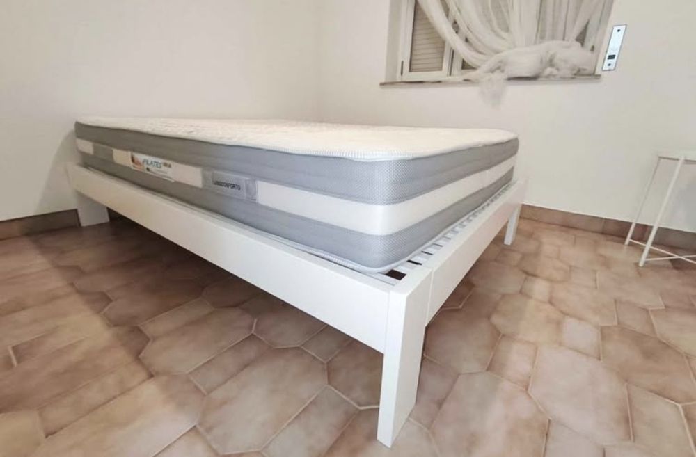 Estrutura de cama de casal + colchão de molas ensacadas Lusoconforto (140x190 cm) – Em perfeito estado