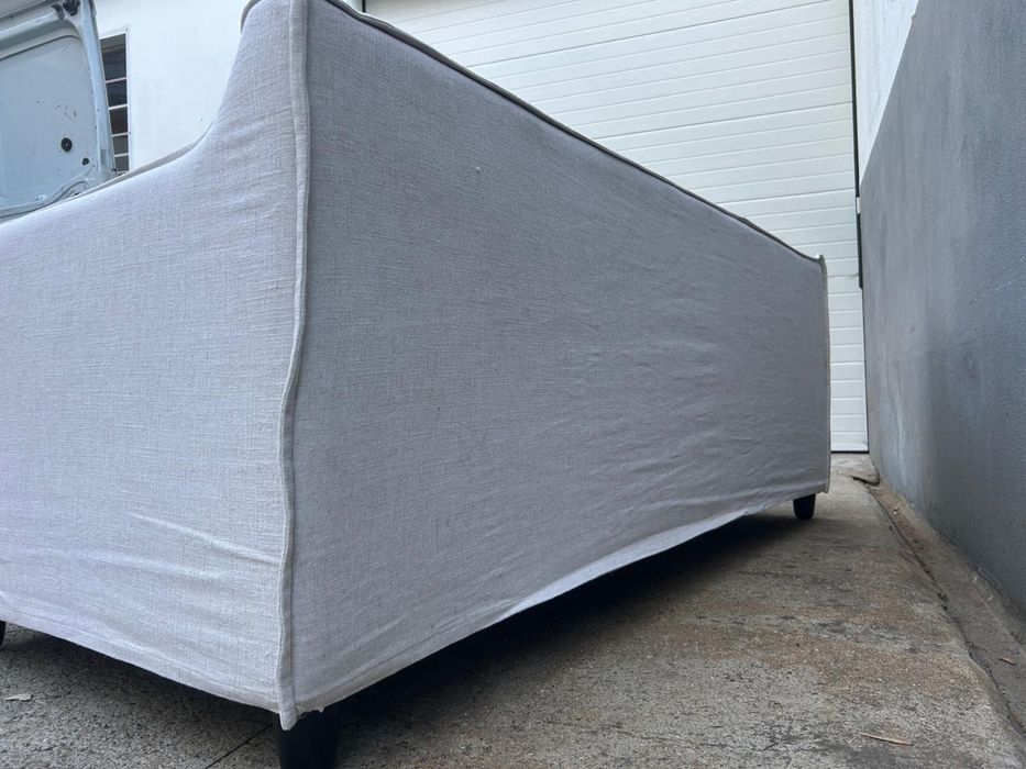 Sofá de 3 lugares com tecido tipo fazenda claro