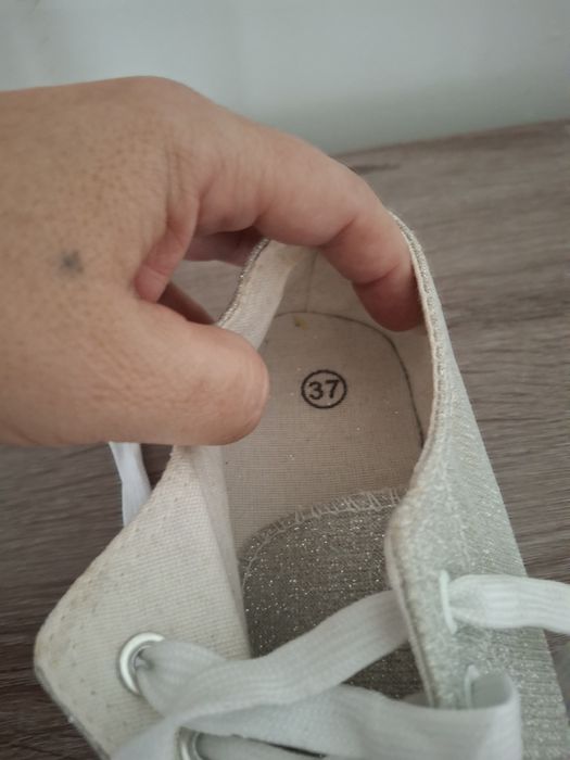 Tenis usados um dia n37 mas calça  36