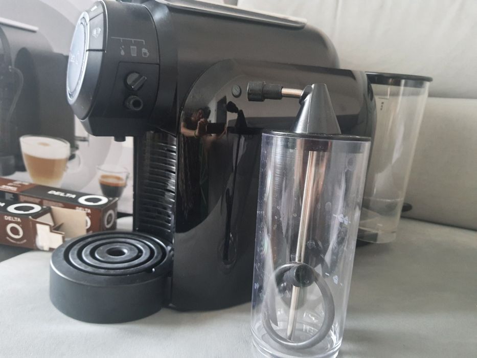 Ekspres do kawy ze spieniaczem Delta Q kapsułki