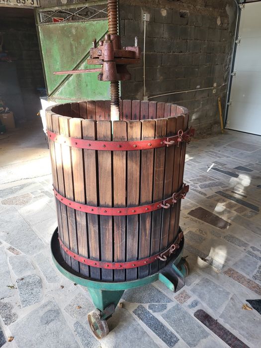 Prensa de uvas, cubas inox e esmagador elétrico