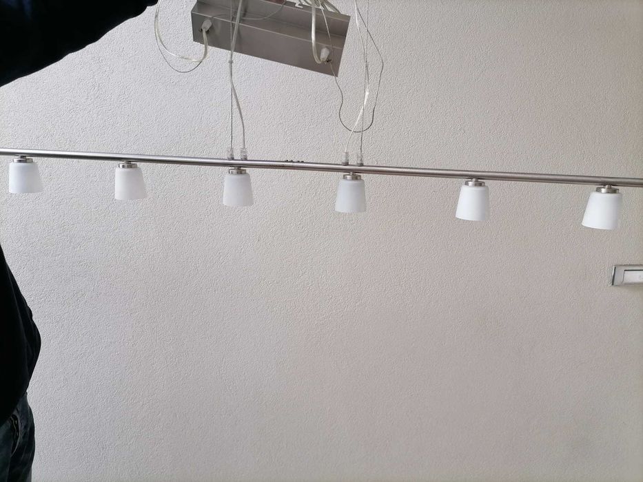 Candeeiro grande, 1,25m de comprimento, em inox e com abajures brancos