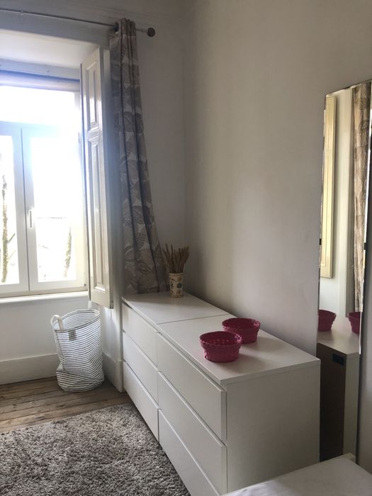 Quarto com muita luz , proximo do Jardim da Estrela.