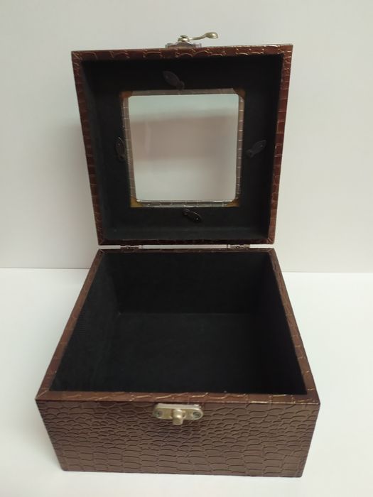 Caixa/guarda joias com possibilidade de mudar imagem ou foto. Nova