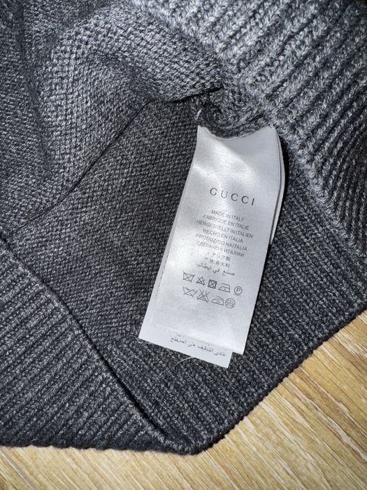 Чоловічий светр Gucci з V-подібним вирізом і нашивкою «бджола»