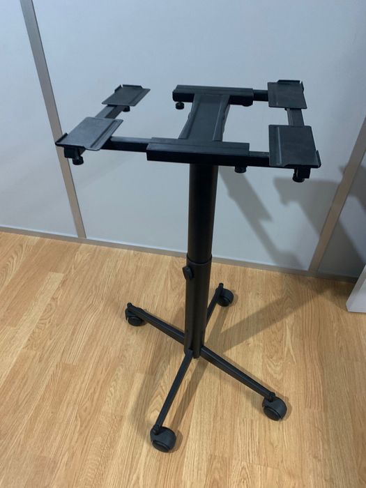 tela e projetor preto e apoio do projetor