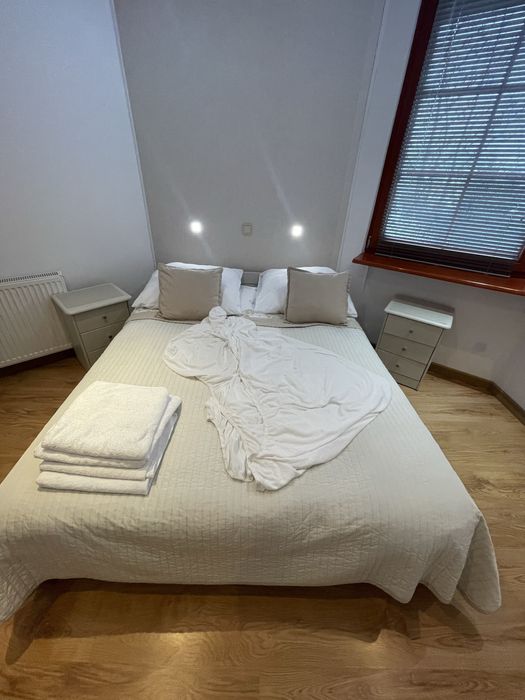 Biale przescieradlo z polyester na gumkach  180/200 cm