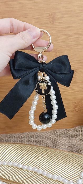 Cudny brelok Fashion Trend, twarz kobiety perełki kokardka kulka