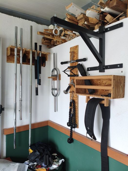 Vendo suportes de arrumação para material de ginásio em madeira osb