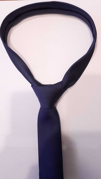 Granatowy garnitur męski + krawat