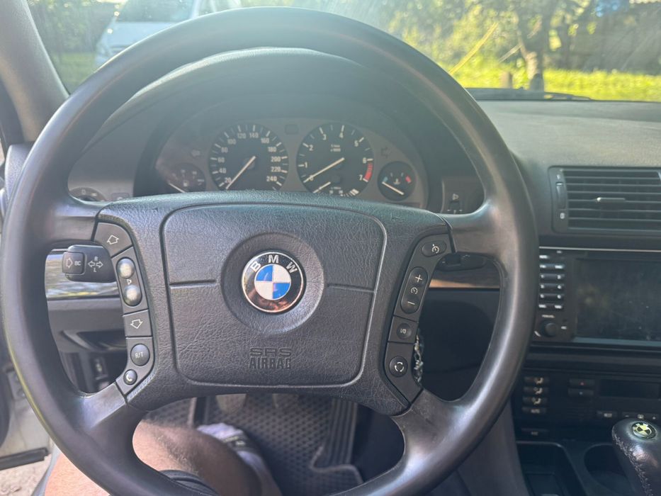 Продам BMW E39 520i