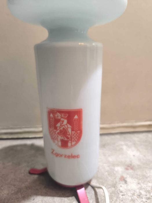 szklana lampa stojąca z herbem i napisem "ZGORZELEC"
