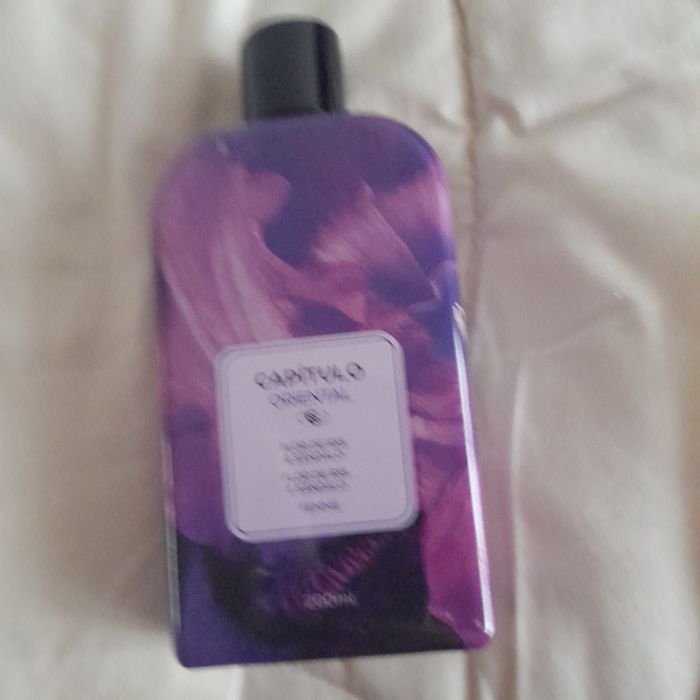Perfume de flor de iris e sandalo