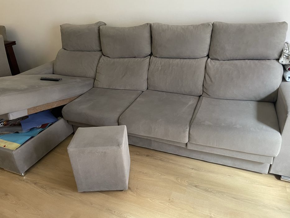 Sofa grande cinza cinzento com chaise longue, arrumacao 2 puffs cama