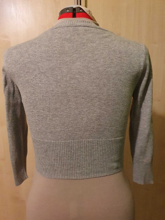 Krótki szary sweter w romby