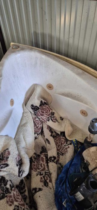 Wanna narożna z hydromasażem