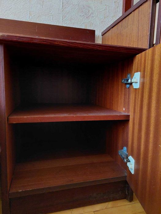 Мебель для спальни (кровать/стол/тумбочка)