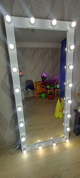 Дзеркало з підсвіткою, все працює.